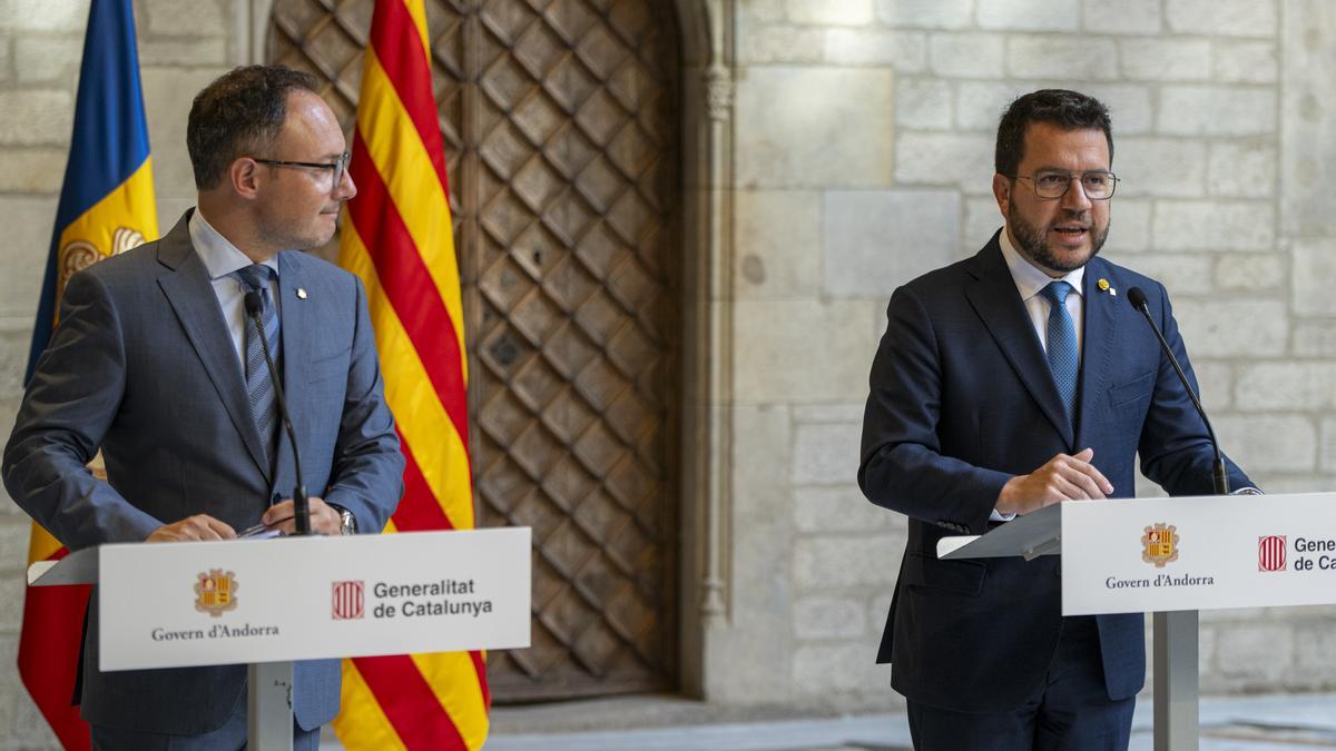 El jefe de Gobierno de Andorra, Xavier Espot, y el presidente de la Generalitat de Catalunya, Pere Aragonès (derecha), comparecen en una rueda de prensa tras su reunión en el Palau de la Generalitat.