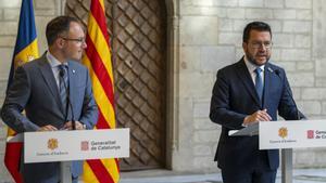 El jefe de Gobierno de Andorra, Xavier Espot, y el presidente de la Generalitat de Catalunya, Pere Aragonès (derecha), comparecen en una rueda de prensa tras su reunión en el Palau de la Generalitat. 