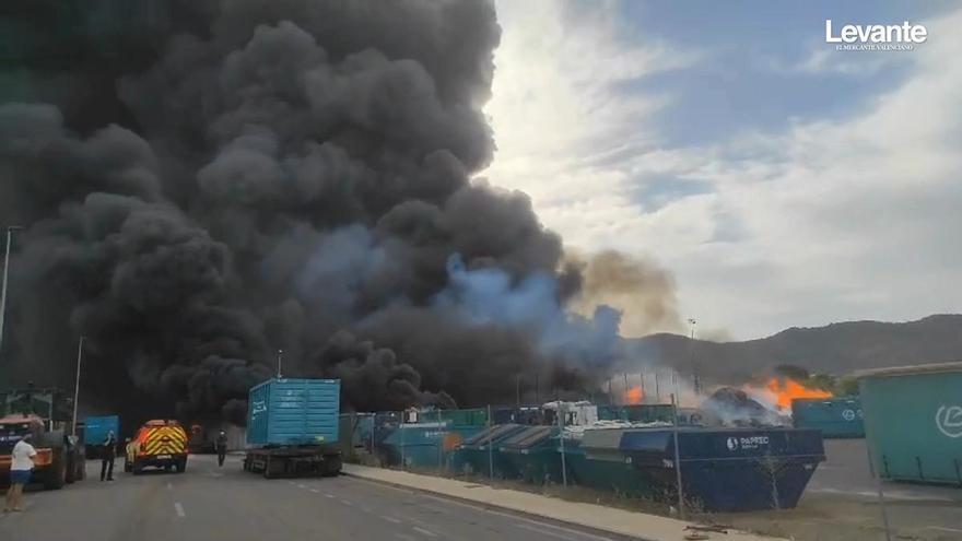 Gran humareda en el incendio en una planta de reciclaje en Aielo de Malferit