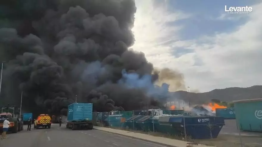 Gran humareda en el incendio en una planta de reciclaje en Aielo de Malferit