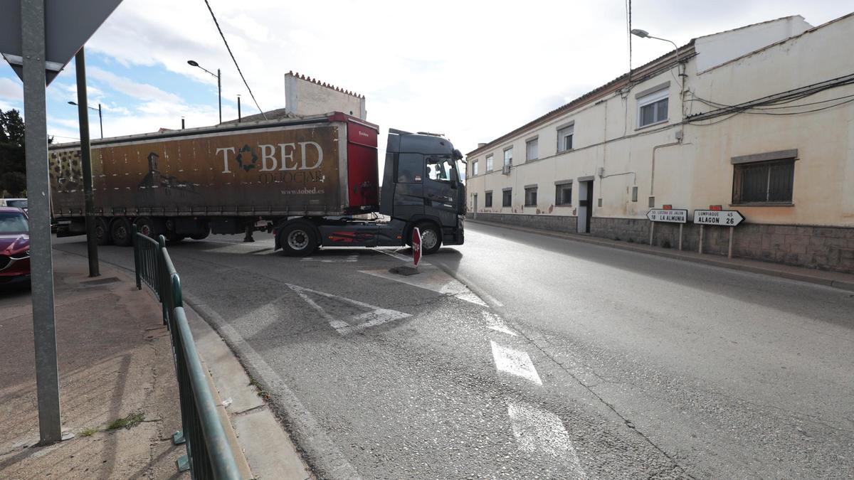 Un camión atraviesa el municipio de Épila ante la ausencia de una variante.