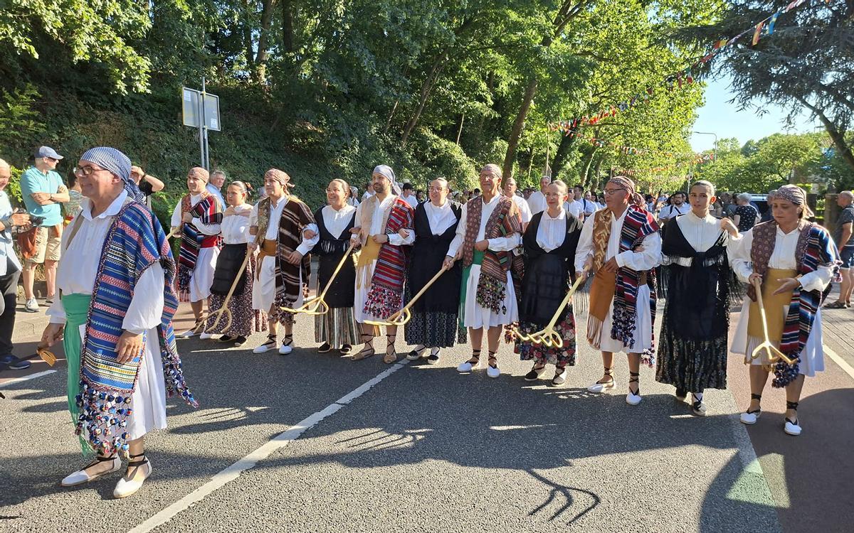 Fila ataviada con el traje de Maseros d´Altea desfilando en la `Inaugural Parade´ de la WMC de Kerkrade (Paises Bajos)