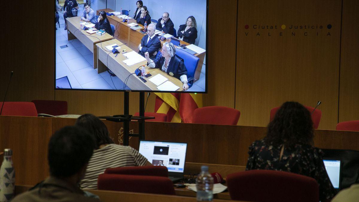 El acusado y su defensa a través de la pantalla del tribunal.