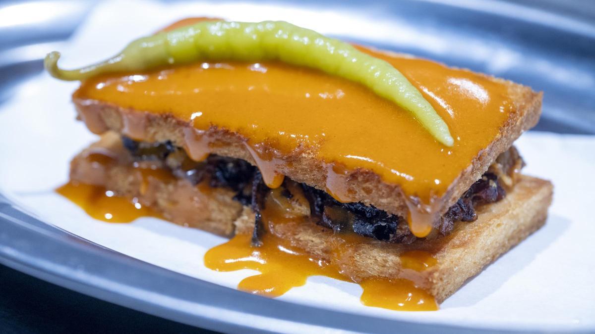 El sándwich crujiente de callos y morro de Barra Oso.