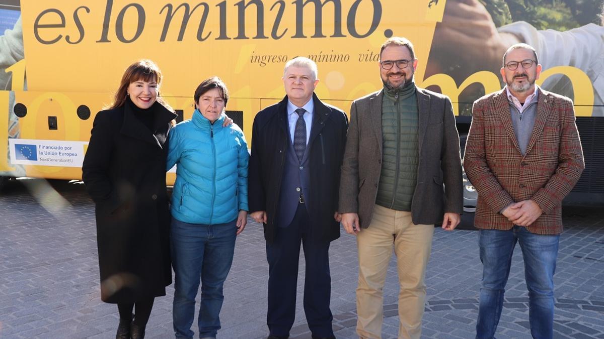 Marisol Sánchez, María Dolores Chumilla, José Vélez, Diego José Mateos y José Luis Ruiz, ante el autobús del Ingreso Mínimo Vital.