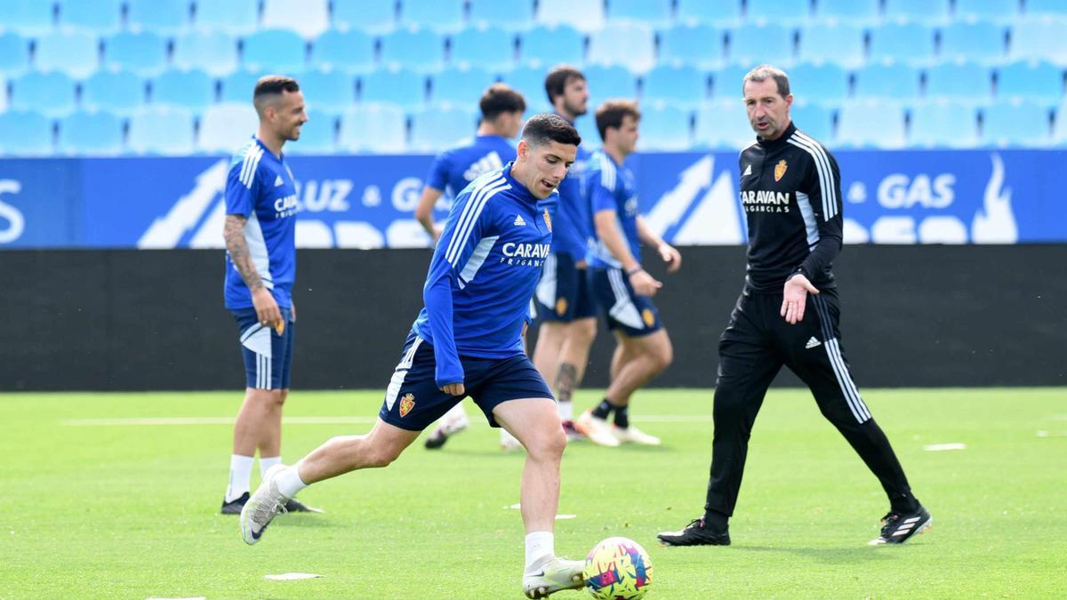 Fran Gámez controla un balón en un entrenamiento.