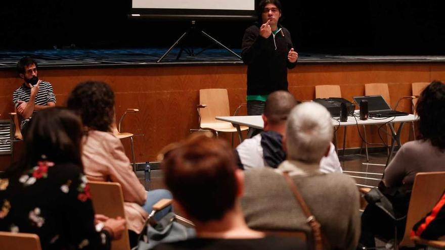 David Salcines, de pie, durante la asamblea de Podemos en Los Canapés.