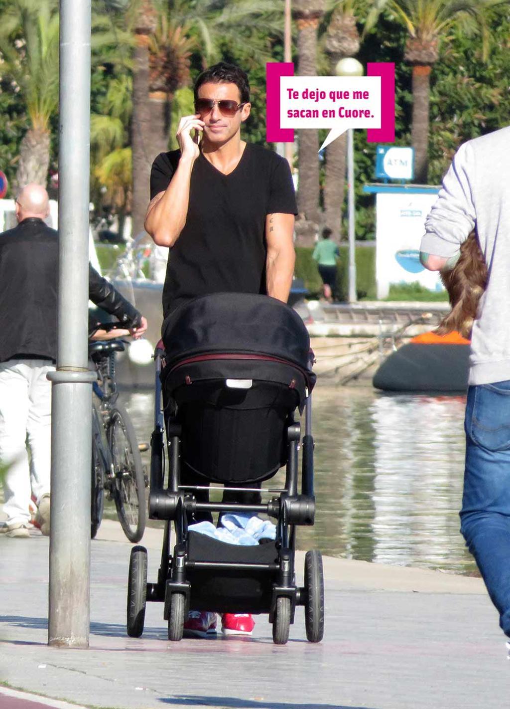 Hugo Sierra paseando con su hijo por Mallorca