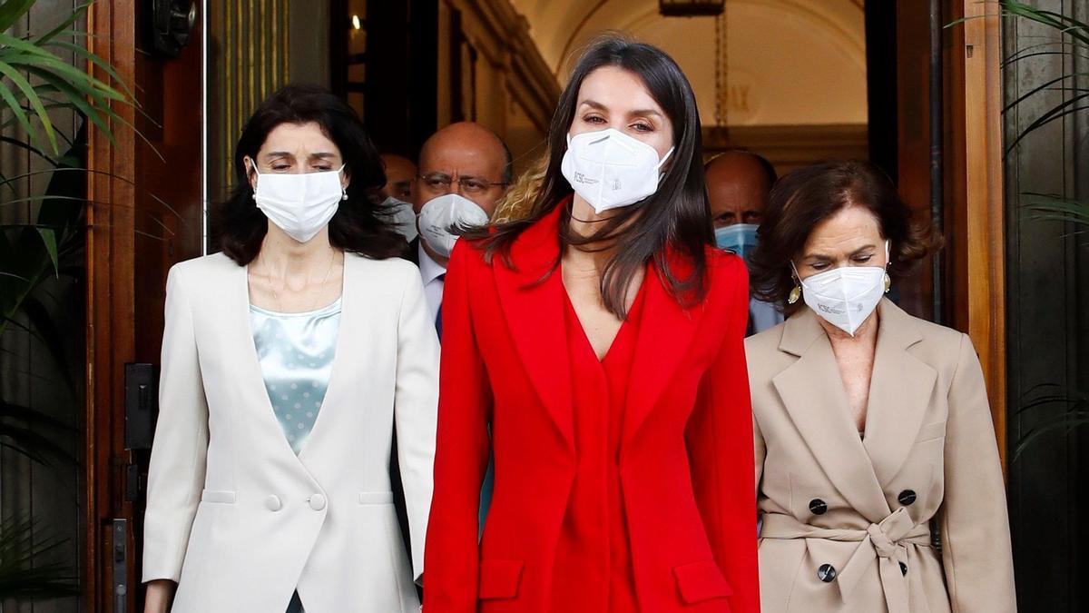 La reina Letizia (c) junto con la vicepresidenta primera, Carmen Calvo (d) y la presidenta del Senado, Pilar Llop.