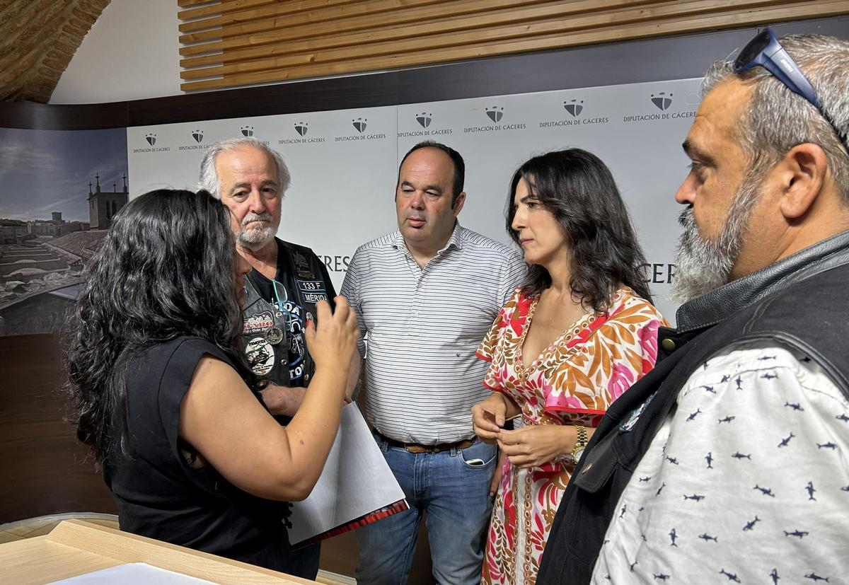 Representantes de las instituciones, ADMO y el colectivo motero, al finalizar la rueda de prensa.