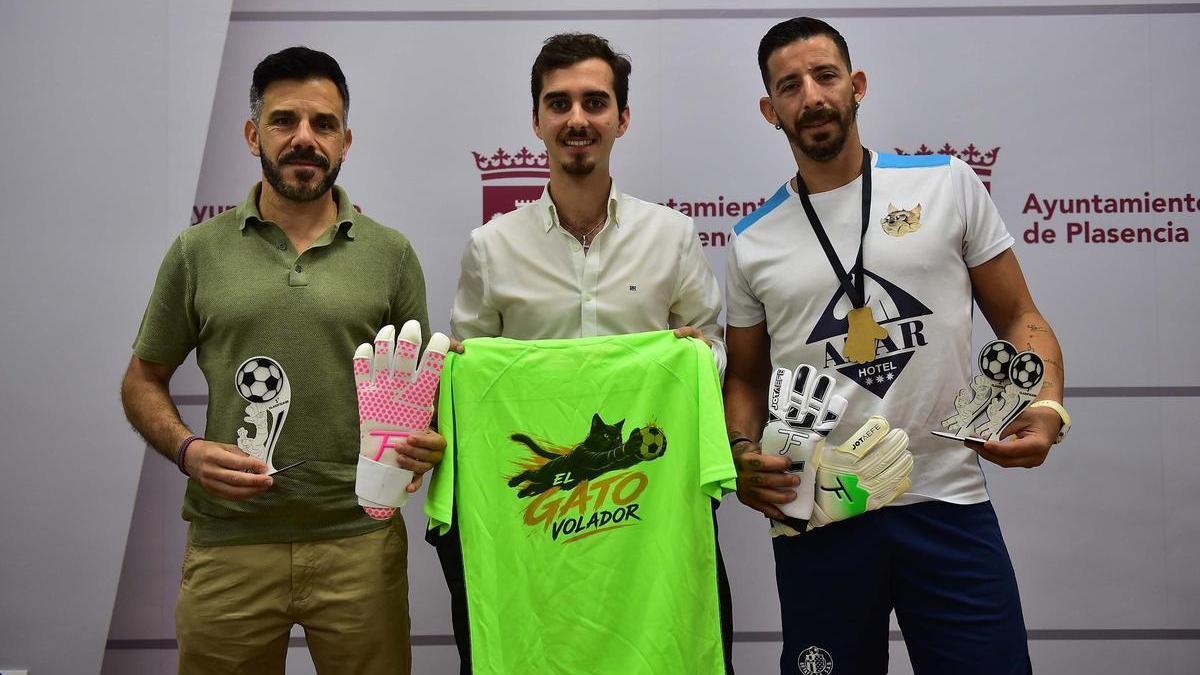 Más de 65 porteros se citan en Plasencia para ayudar a pagar el minibús de Placeat.