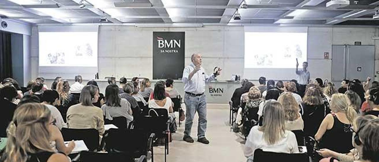 Terry O´Conell, enmedio, y Jean Schmitz, detrás, en un momento de la conferencia de ayer.