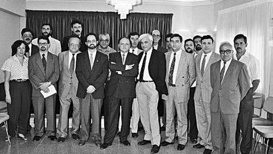 Jaume Farguell i Lluís Bertran, de costat i al mig, en la foto de grup després del ple del 27 de juliol del 1991