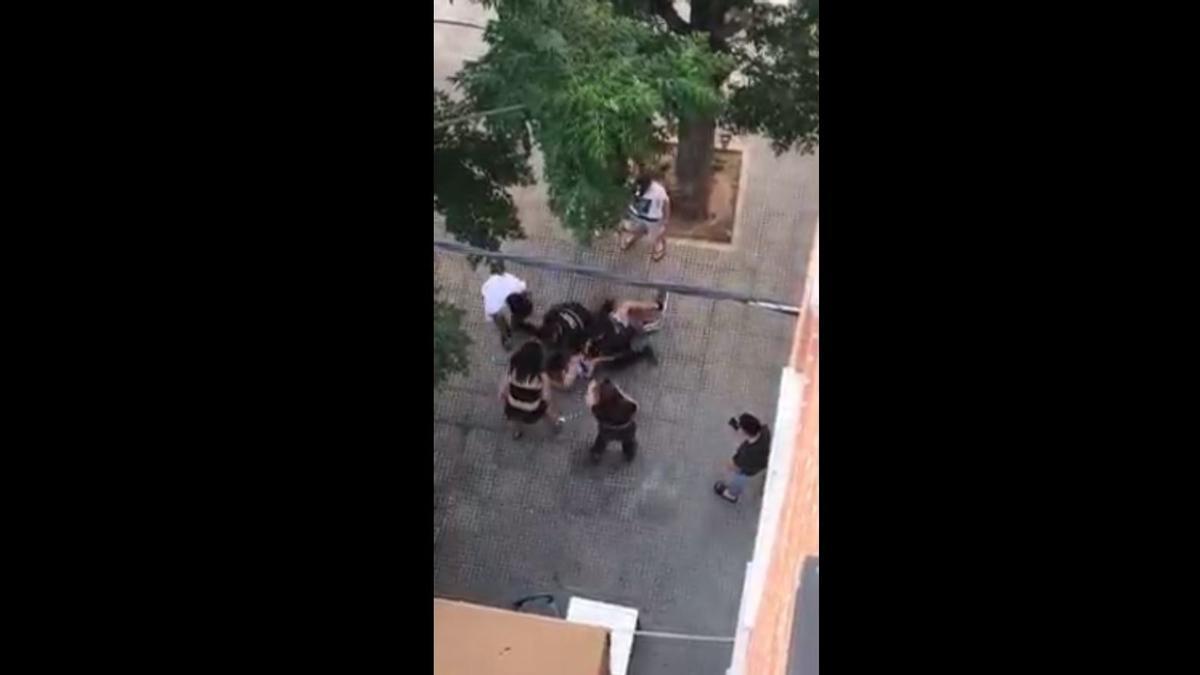 La Policía de Alboraia reduce a uno de los jóvenes