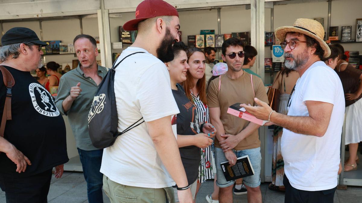 Pedro Feijoo conversa con lectores en la Alameda.