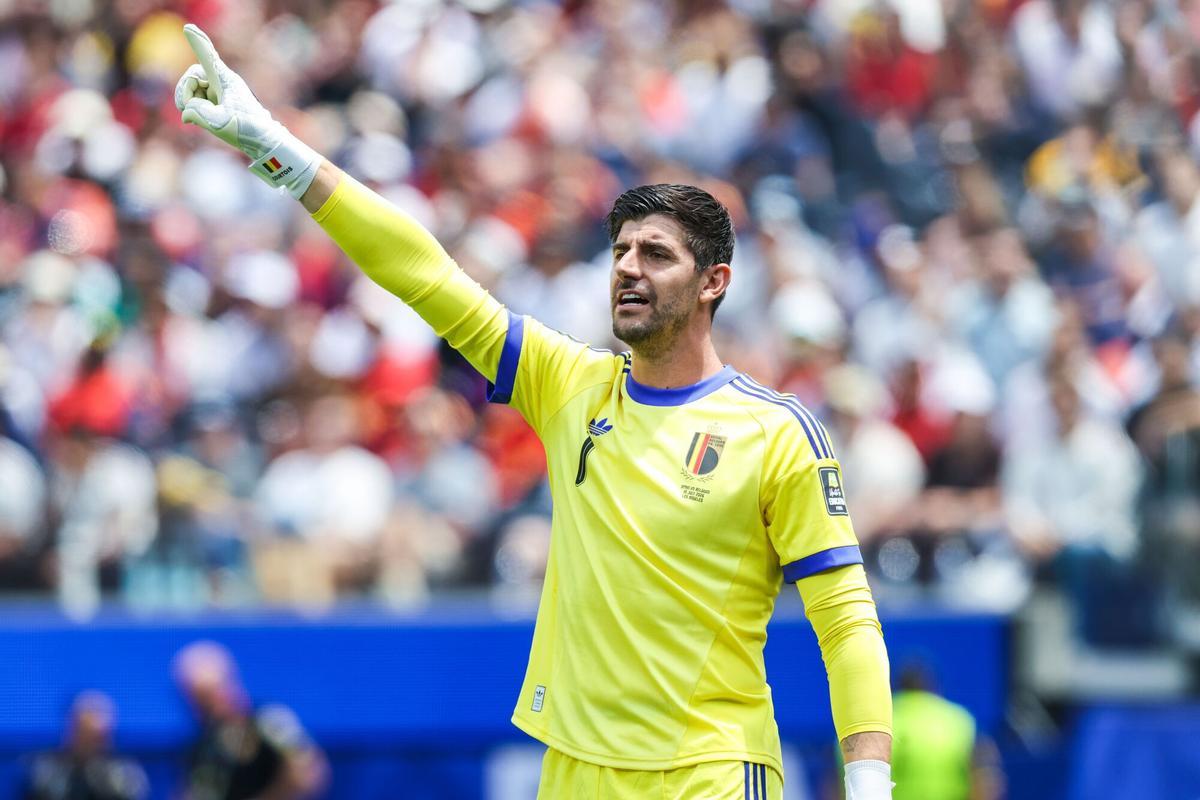 Thibaut Courtois trata de frenar los ataques españoles. Thibaut Courtois trata de frenar los ataques españoles.
