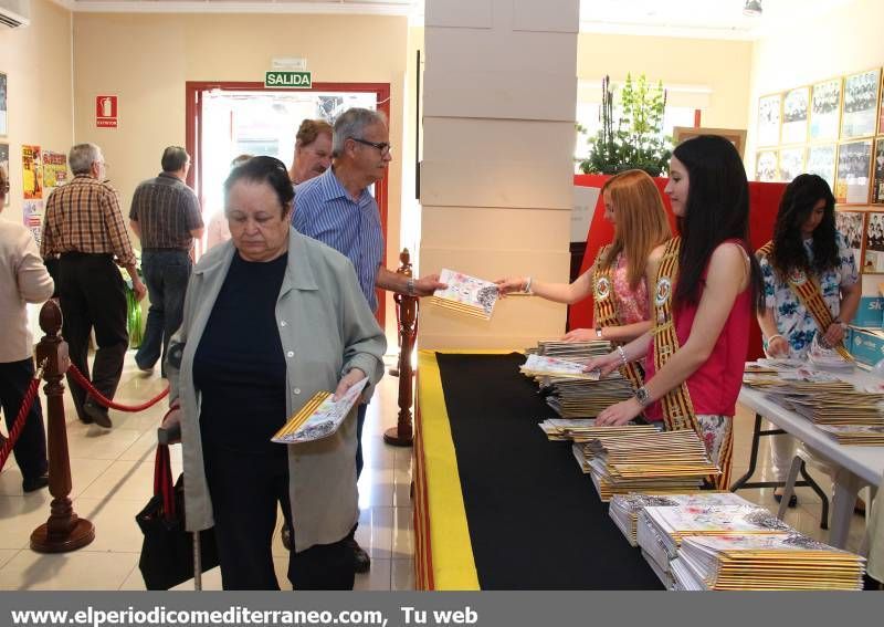 GALERÍA DE FOTOS -- Vila-real reparte el programa de fiestas de Sant Pasqual