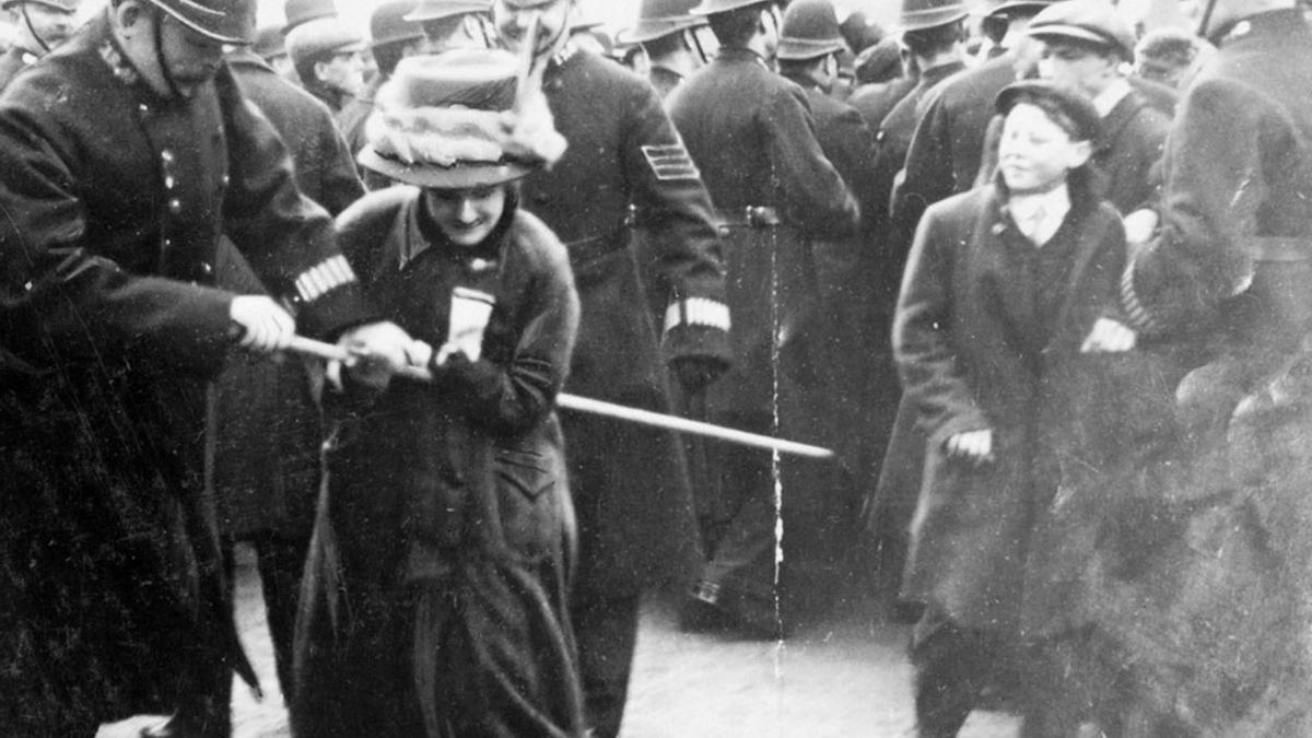 Una sufragista atacada durante el ‘viernes negro’ de 1910.