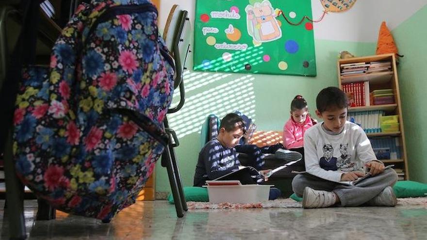 Los alumnos que acaban antes sus tareas son los primeros en poder disfrutar del rincón de lectura en el aula.