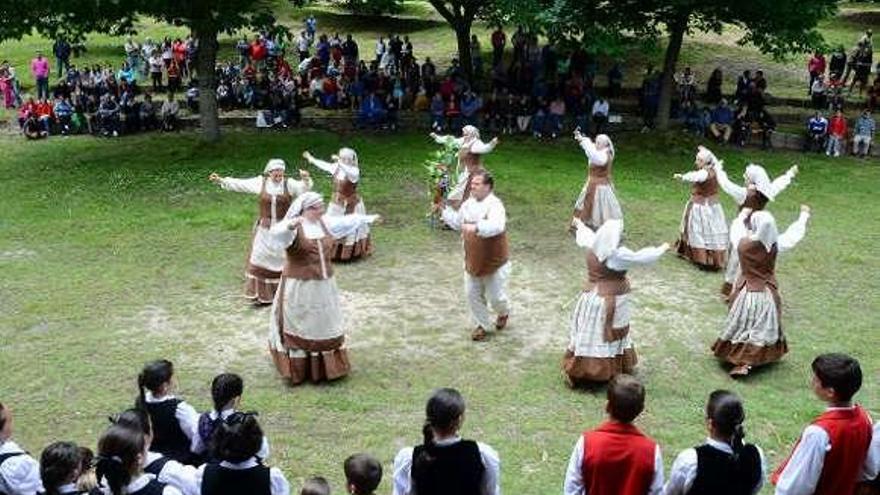 Jornada de monte y danza en la parte alta de Domaio