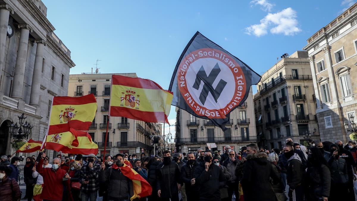 BARCELONA 06 12 2020  Politica   CONCENTRACIO   Aquest diumenge a les 12h  el partit de VOX convoca una concentracio amb la presencia de Santiago Abascal a la Placa Sant Jaume  a Barcelona  Per altre banda  s ha convocat una concentracio antifeixista com a resposta  FOTO de ANGEL GARCIA