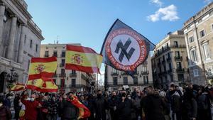 BARCELONA 06 12 2020  Politica   CONCENTRACIO   Aquest diumenge a les 12h  el partit de VOX convoca una concentracio amb la presencia de Santiago Abascal a la Placa Sant Jaume  a Barcelona  Per altre banda  s ha convocat una concentracio antifeixista com a resposta  FOTO de ANGEL GARCIA