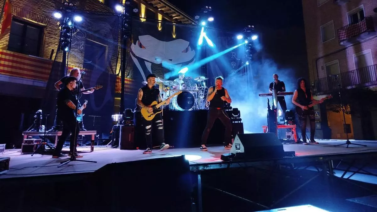 La banda aragonesa que llega a los 5.000 conciertos y toca con un fundador de Héroes del Silencio: "Si su talento es enorme, su calidad humana lo es todavía más"