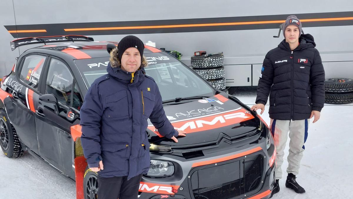 Ostberg y Cachón posan junto al C3 Rally2 del equipo MMR