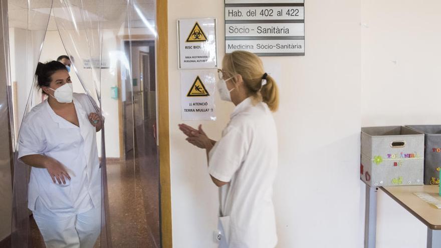 Personal sanitari de l&#039;hospital Sant Bernabé de Berga. A la comarca, el risc de rebrot és avui de 353,56