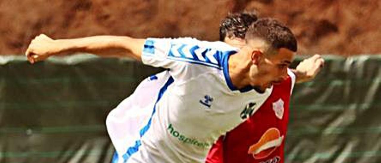 David  intenta el remate. | | CD TENERIFE