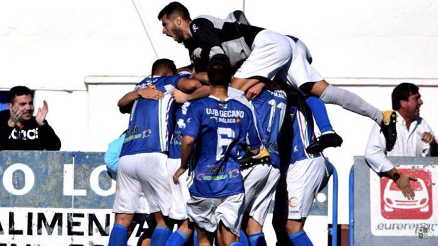 Los jugadores del Alhaurino celebran el ascenso a Tercera División.