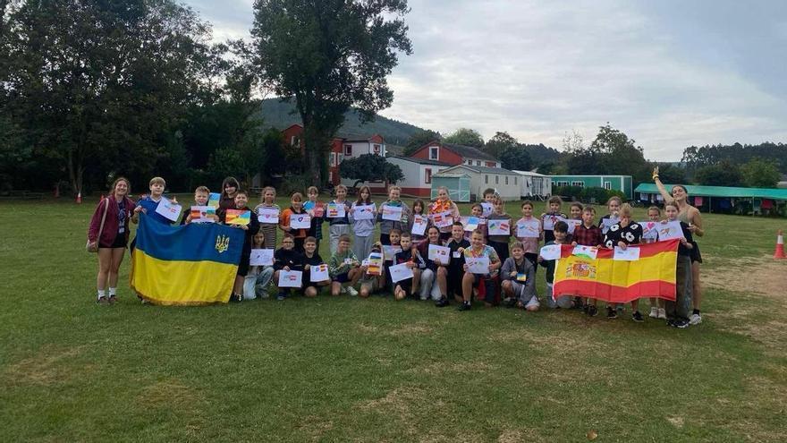 Asturias, bálsamo para los niños huérfanos de Ucrania: apicultura, playa y caricias a los animales de la granja