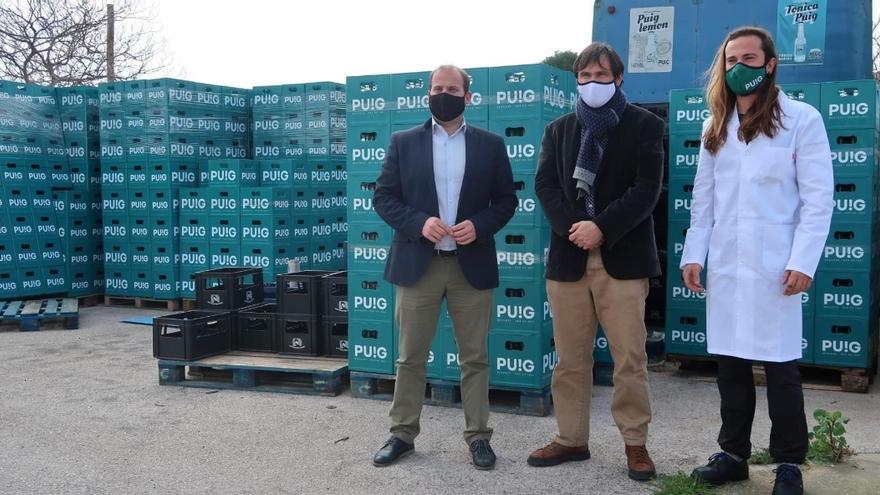 El conseller de Medio Ambiente, Miquel Mir (izquierda) visita la planta embotelladora de Bebidas Puig