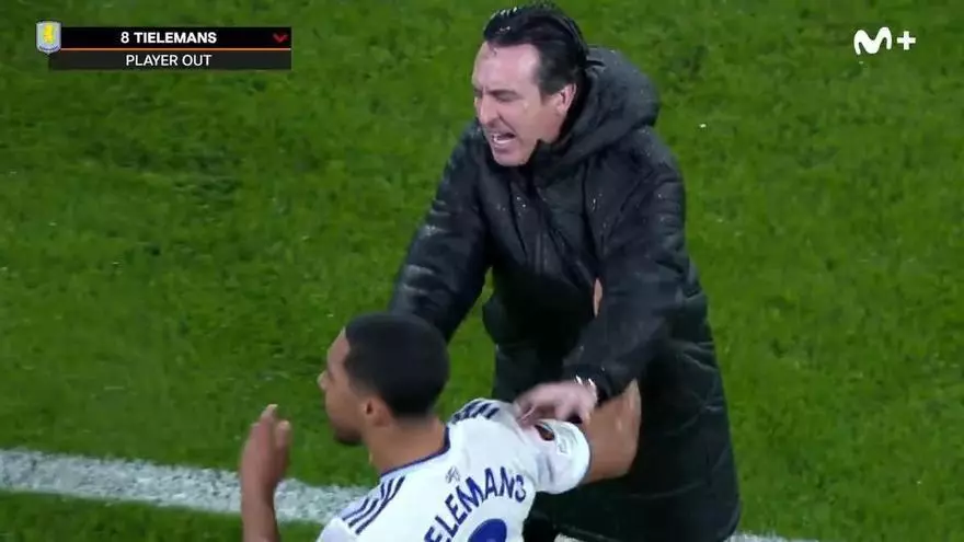 El enfado de Emery con Tielemans durante su cambio en el Fenerbahçe – Aston Villa