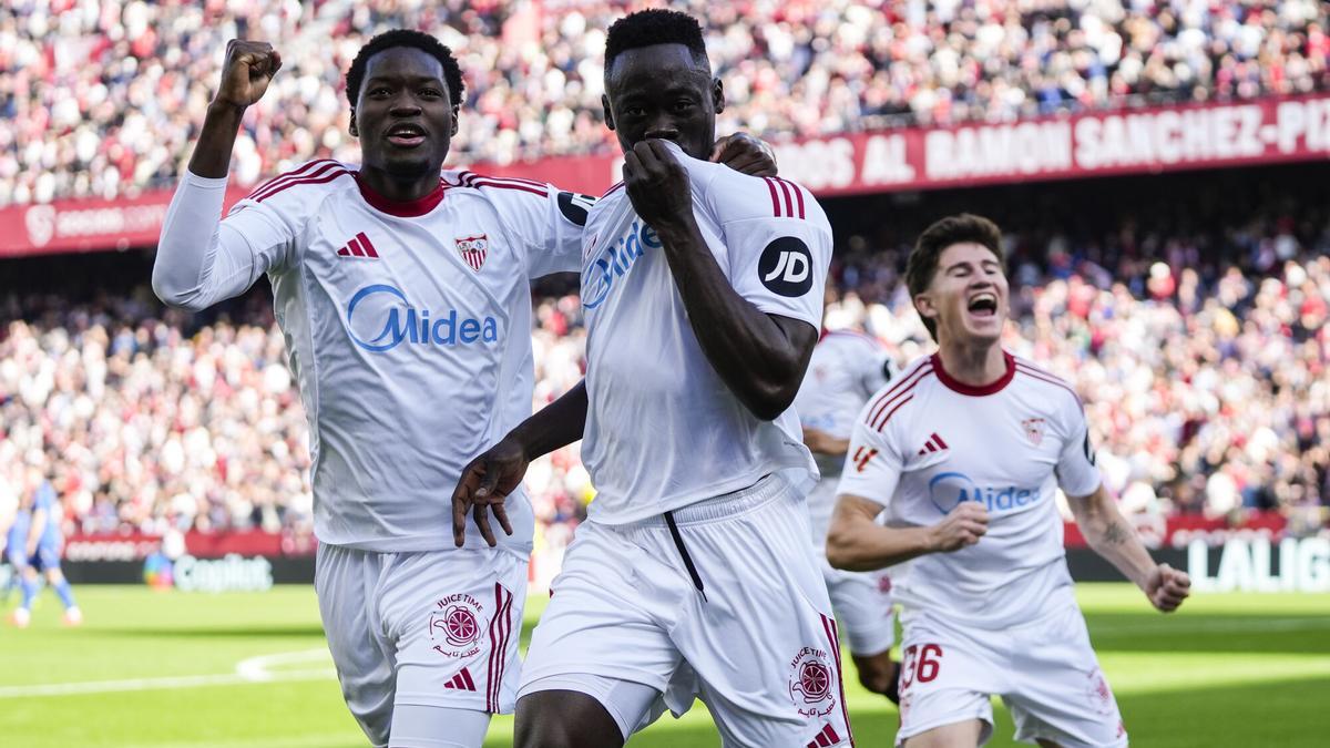 Akor Adams, del Sevilla FC, celebra un gol durante el partido de fútbol de la liga española, LaLiga EA Sports, disputado entre el Sevilla FC y el  Real Oviedo en el estadio Ramón Sánchez-Pizjuán.