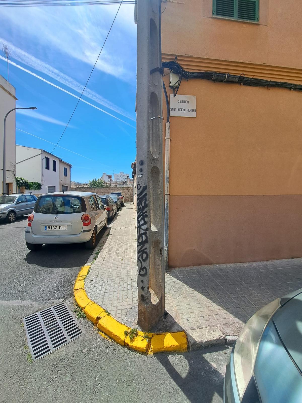 Imágenes de los bordillos de piedra embadurnados con pintura amarilla en Palma Imágenes de los bordillos de piedra embadurnados con pintura amarilla en Palma