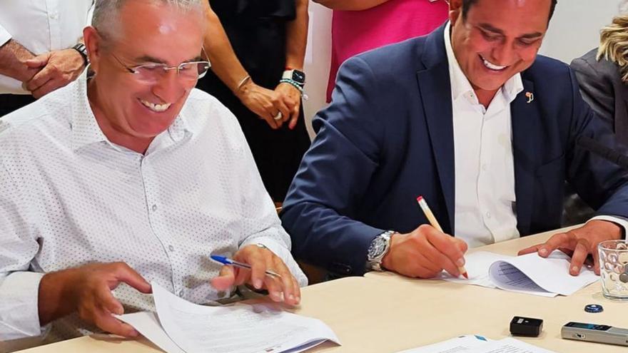 Mario Cabrera y Blas Acosta, en la firma del pacto insular, en 2023.