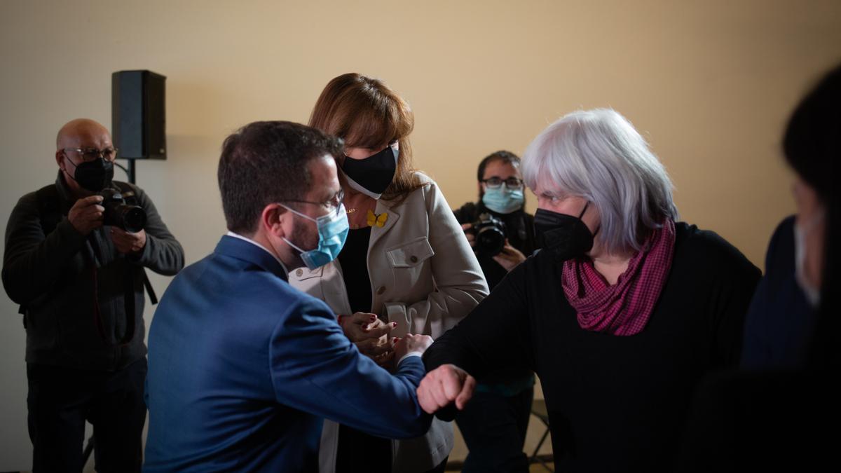 El 'president' de la Generalitat, Pere Aragonès, saluda a la dirigente de la CUP, Dolors Sabater, ante la presidenta del Parlament, Laura Borràs.