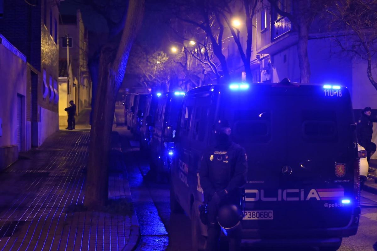 En imágenes I Los vecinos intententan paralizar el desahucio de Hamza y su familia en Torrero