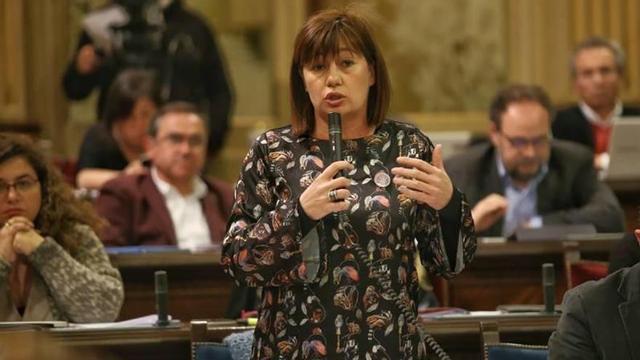 Armengol respondiendo ayer en el Parlament a Font, de El Pi.