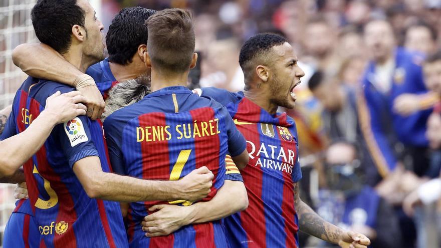 Momento en el que Neymar se encara a la grada tras el gol de Messi.
