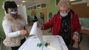 Un mujer deposita su voto este domingo en un colegio electoral de Moscú.