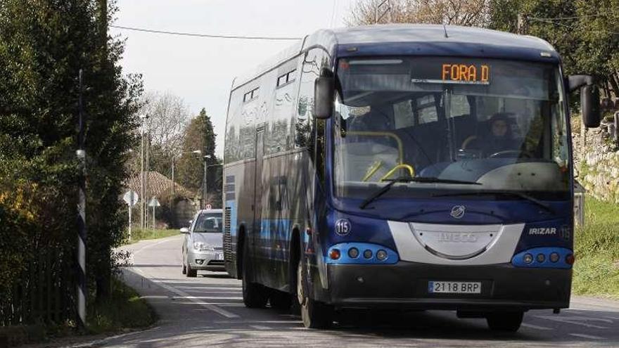 Un autobús de ATSA, junto a la parada de Mañufe. // Jose Lores