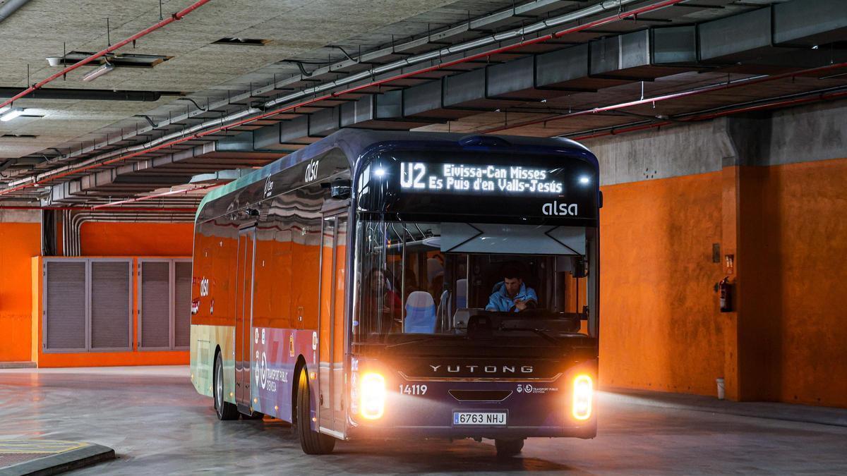 Autobús de la línea U2 en la estación Cetis.