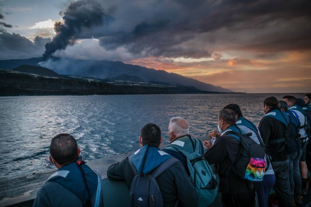 Traslado de agricultores de La Palma en una embarcación de la Armada Española durante la erupción del volcán