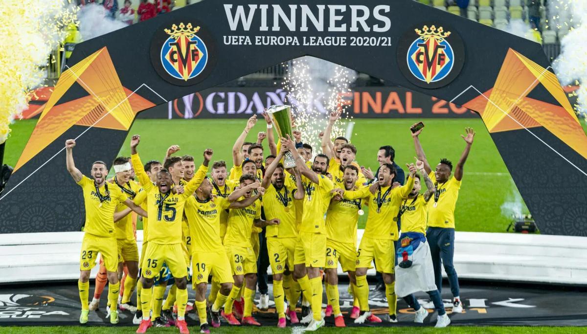Los jugadores del Villarreal celebrando la Europa League