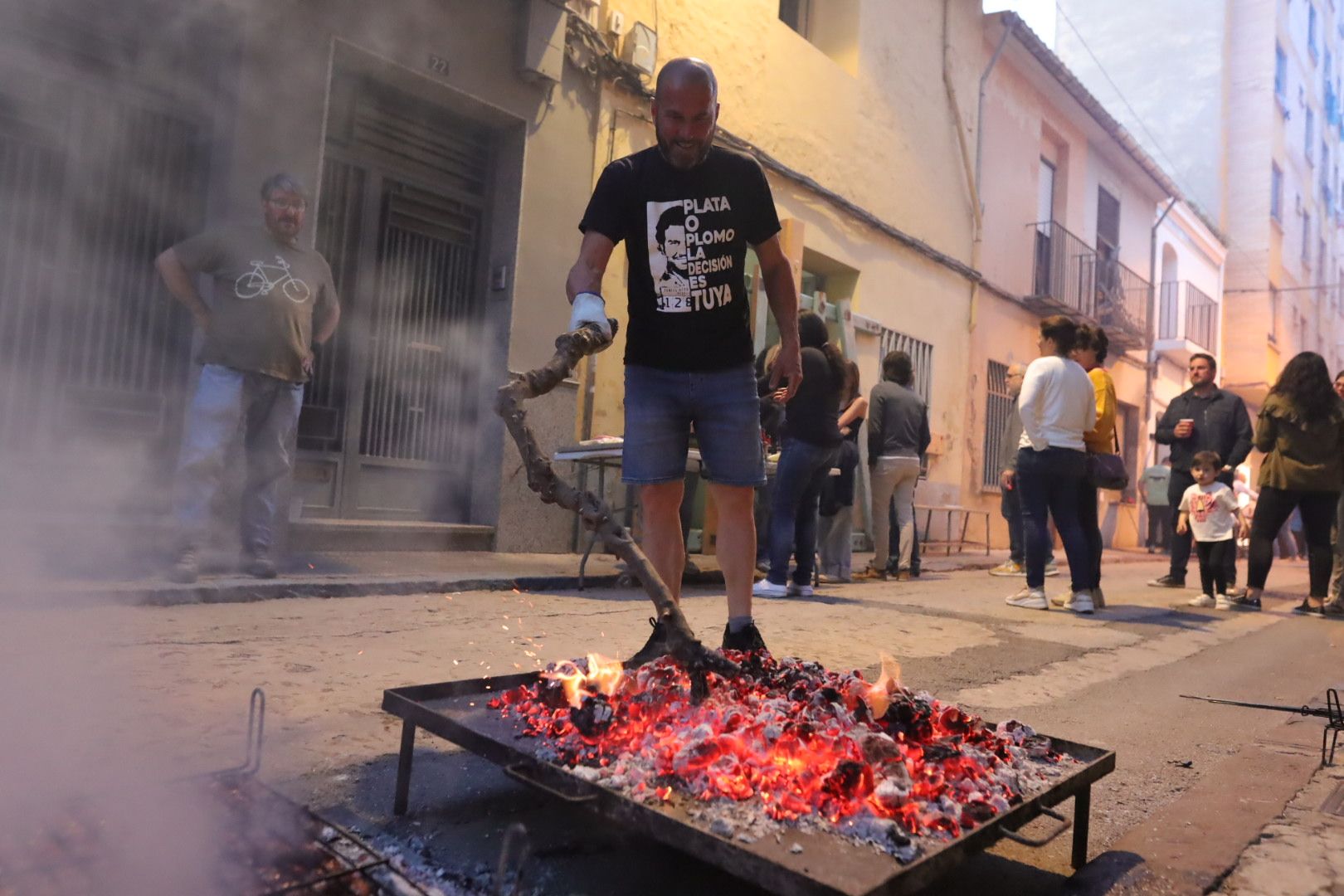 FOTOGALERÍA I Las imágenes de la Nit de la Xulla y del encuentro de elaboración de allioli de las fiestas de Vila-real