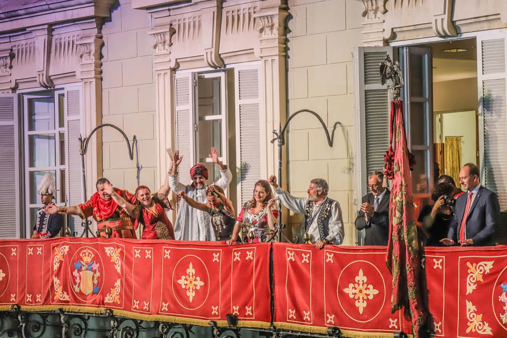 Exhibición de la Gloriosa Enseña del Oriol y primeras horas dela procesión cívica por las calles de Orihuela