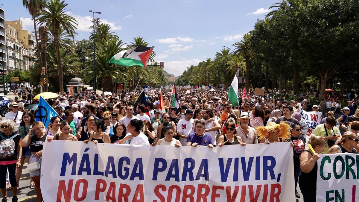 Miles de malagueños se manifestan por la dificultad de encontrar una vivienda para alquilar y vivir en Málaga.