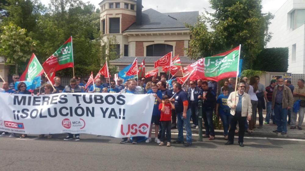 Los trabajadores de Mieres Tubos se manifiestan en Vitoria.